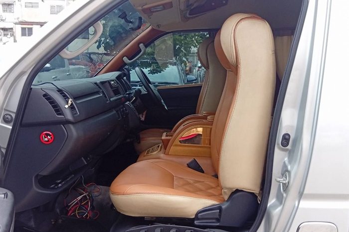 TOYOTA 2WD 2018 3.0 AT COMMUTER SILVER  3487 full