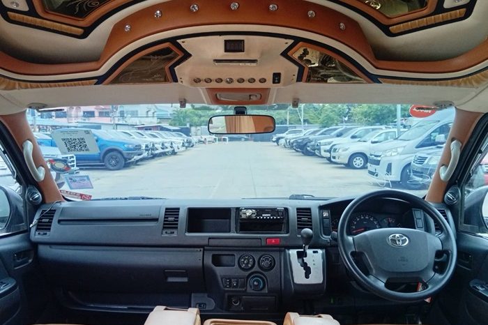 TOYOTA 2WD 2018 3.0 AT COMMUTER SILVER  3487 full
