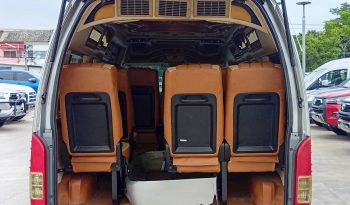 TOYOTA 2WD 2018 3.0 AT COMMUTER SILVER  3487 full