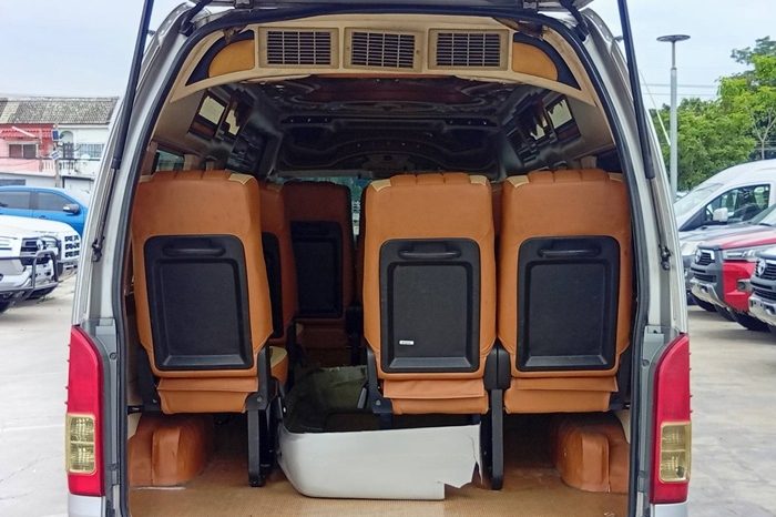 TOYOTA 2WD 2018 3.0 AT COMMUTER SILVER  3487 full