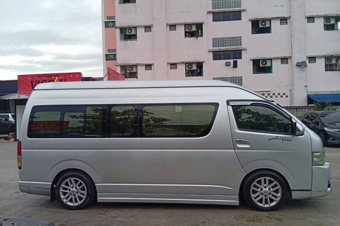 TOYOTA 2WD 2018 3.0 AT COMMUTER SILVER  3487 full