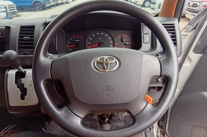 TOYOTA 2WD 2018 3.0 AT COMMUTER SILVER  3487 full