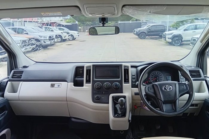 TOYOTA 2019 2WD 2.8 MT COMMUTER WHITE  2457 full