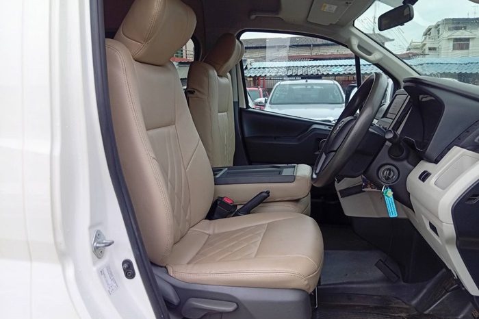 TOYOTA 2019 2WD 2.8 MT COMMUTER WHITE  2457 full