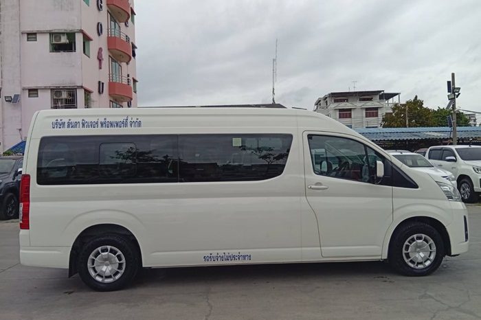 TOYOTA 2019 2WD 2.8 MT COMMUTER WHITE  2457 full