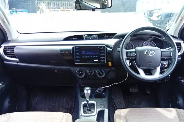 REVO PRE 2017 2.4E AT DOUBLE CAB SILVER  4941 full