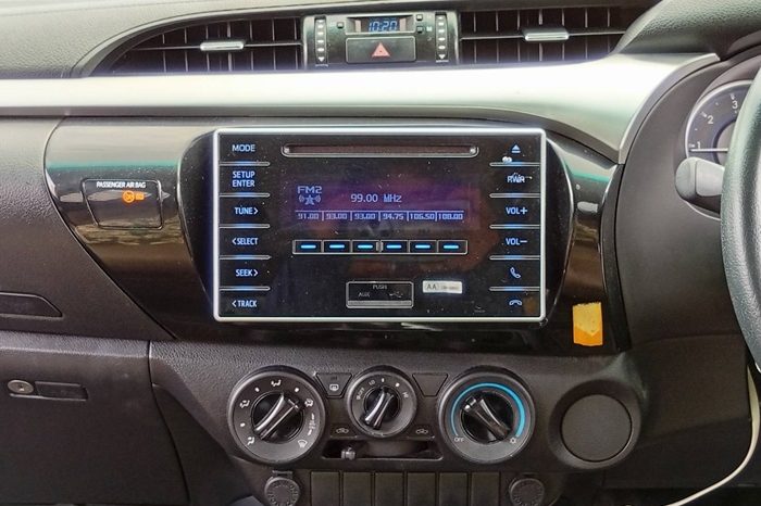 REVO PRE 2017 2.4E AT DOUBLE CAB SILVER  4941 full