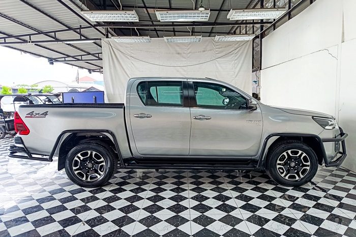 REVO 4WD 2022 2.8G AT DOUBLE CAB SILVER  9913 full