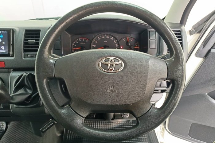 TOYOTA 2WD 2015 3.0 MT COMMUTER WHITE  7091 full