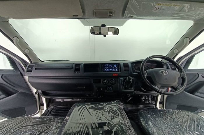 TOYOTA 2WD 2015 3.0 MT COMMUTER WHITE  7091 full