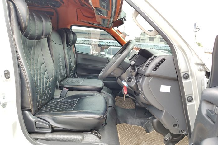 TOYOTA 2WD 2018 3.0 MT COMMUTER SILVER 4095 full