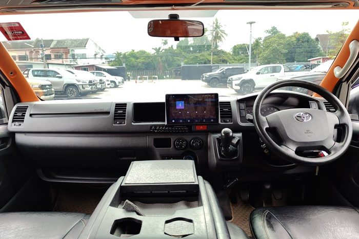 TOYOTA 2WD 2018 3.0 MT COMMUTER SILVER 4095 full