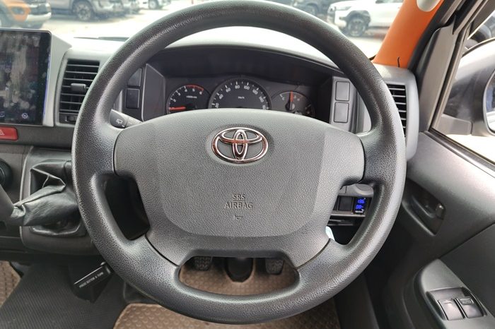 TOYOTA 2WD 2018 3.0 MT COMMUTER SILVER 4095 full