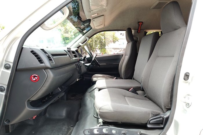 TOYOTA 2WD 2016 3.0 MT COMMUTER SILVER 1410 full