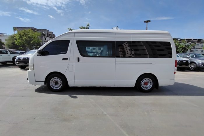 TOYOTA 2WD 2018 3.0 MT COMMUTER WHITE  7097 full