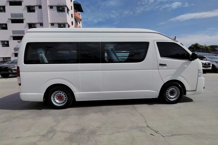 TOYOTA 2WD 2018 3.0 MT COMMUTER WHITE  7097 full