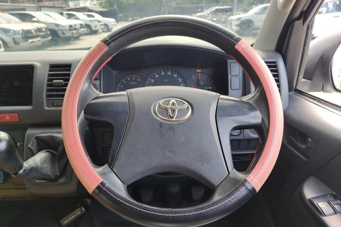 TOYOTA 2WD 2018 3.0 MT COMMUTER WHITE  7097 full