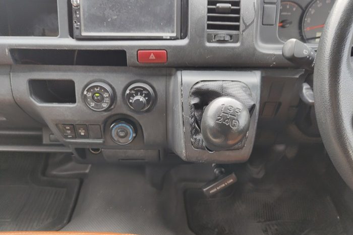 TOYOTA 2WD 2018 3.0 MT COMMUTER SILVER 8477 full