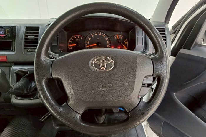 TOYOTA 2WD 2015 3.0 MT COMMUTER WHITE  7092 full