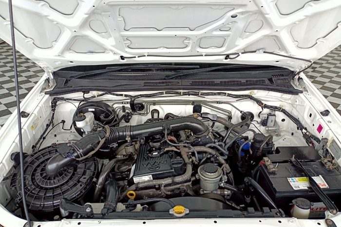 VIGO 2WD 2014 2.7J MT STANDARD WHITE  5875 full