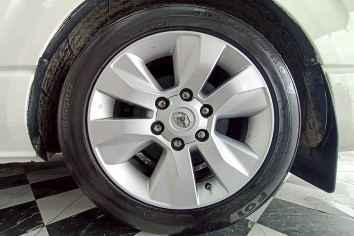 TOYOTA 2WD 2018 3.0 MT COMMUTER WHITE  6223 full
