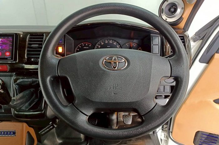 TOYOTA 2WD 2018 3.0 MT COMMUTER WHITE  6223 full