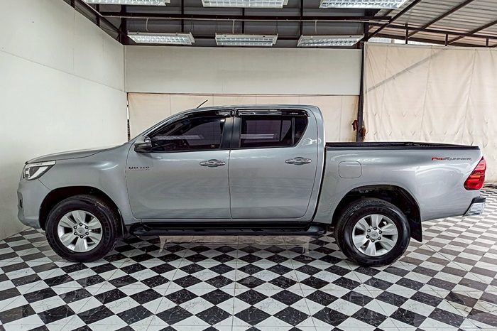 REVO PRE 2018 2.4E AT DOUBLE CAB SILVER  9701 full
