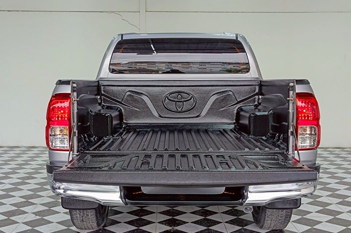 REVO PRE 2018 2.4E AT DOUBLE CAB SILVER  9701 full