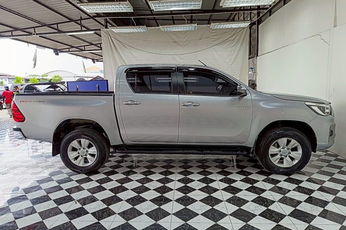 REVO PRE 2018 2.4E AT DOUBLE CAB SILVER  9701 full