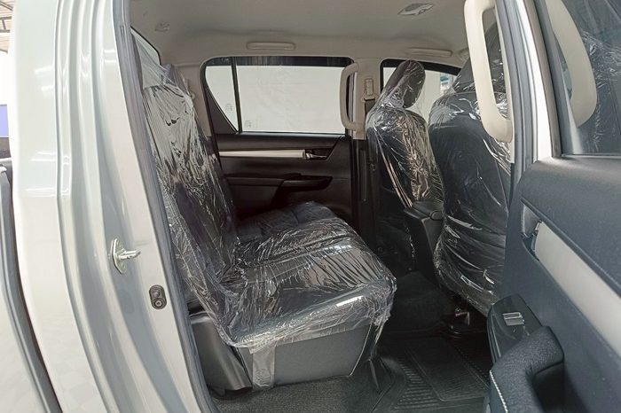 REVO PRE 2018 2.4E AT DOUBLE CAB SILVER  9701 full