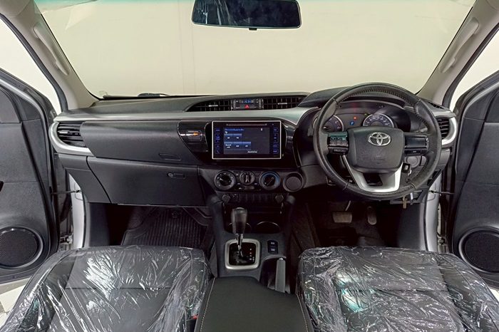 REVO PRE 2018 2.4E AT DOUBLE CAB SILVER  9701 full