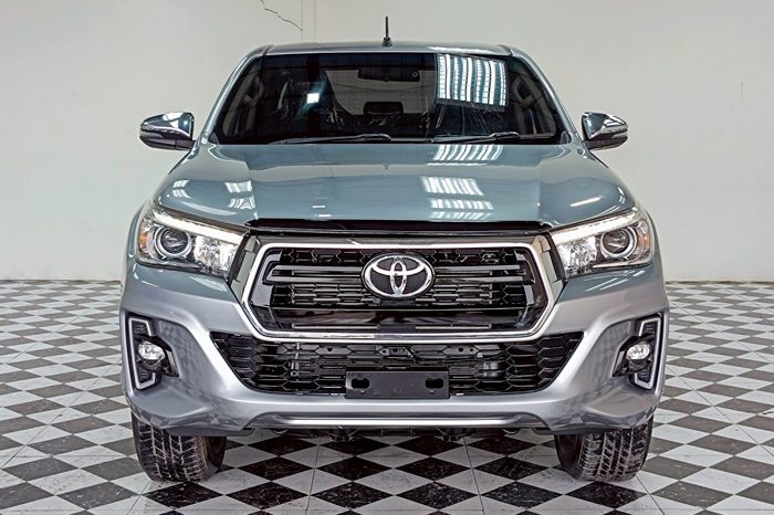 REVO PRE 2018 2.4E AT DOUBLE CAB SILVER  9701 full
