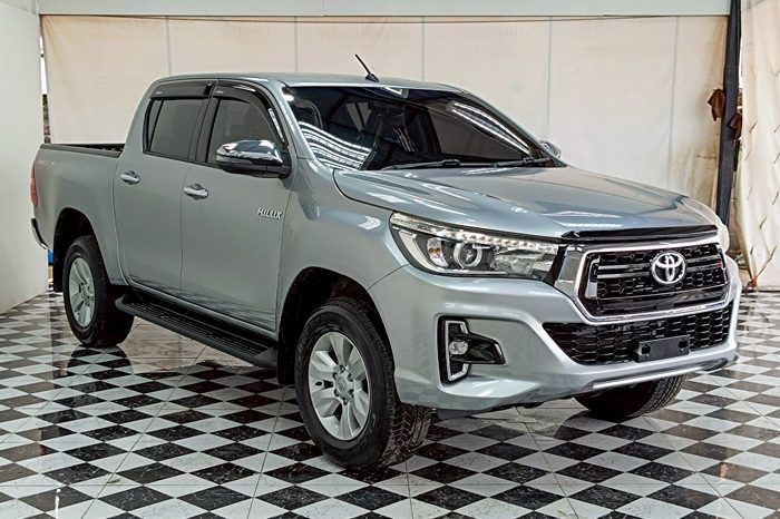 REVO PRE 2018 2.4E AT DOUBLE CAB SILVER  9701 full