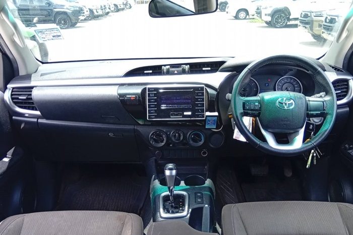 REVO PRE 2017 2.4E AT DOUBLE CAB SILVER  4951 full