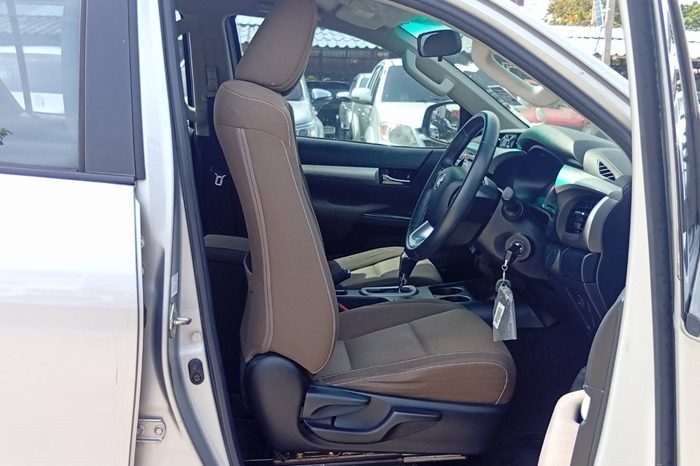 REVO PRE 2017 2.4E AT DOUBLE CAB SILVER  4943 full
