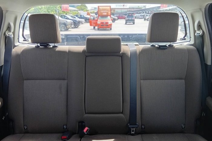 REVO PRE 2017 2.4E AT DOUBLE CAB SILVER  4943 full