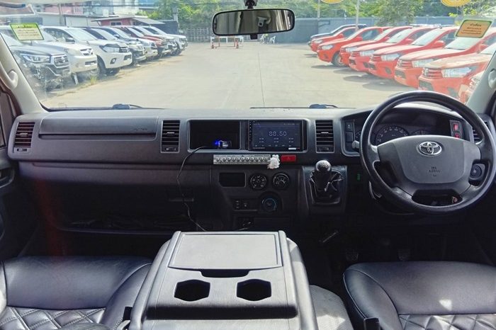 TOYOTA 2WD 2019 2.7 MT COMMUTER WHITE  9735 full