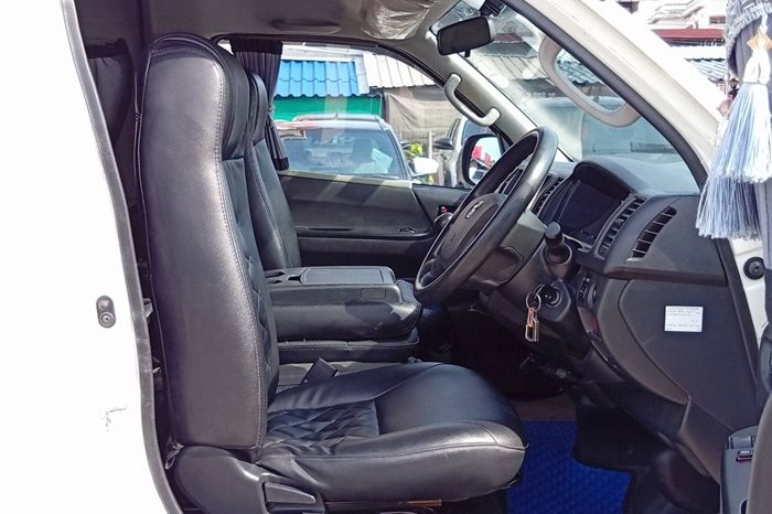TOYOTA 2WD 2019 2.7 MT COMMUTER WHITE  9735 full
