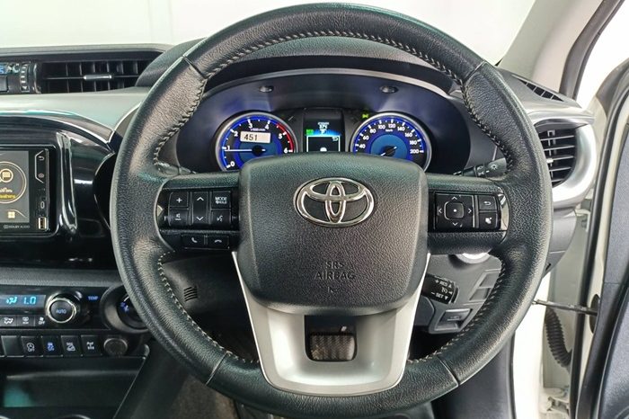 REVO 4WD 2018 2.8G AT DOUBLE CAB WHITE  8311 full