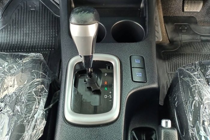 REVO 4WD 2018 2.8G AT DOUBLE CAB WHITE  8311 full