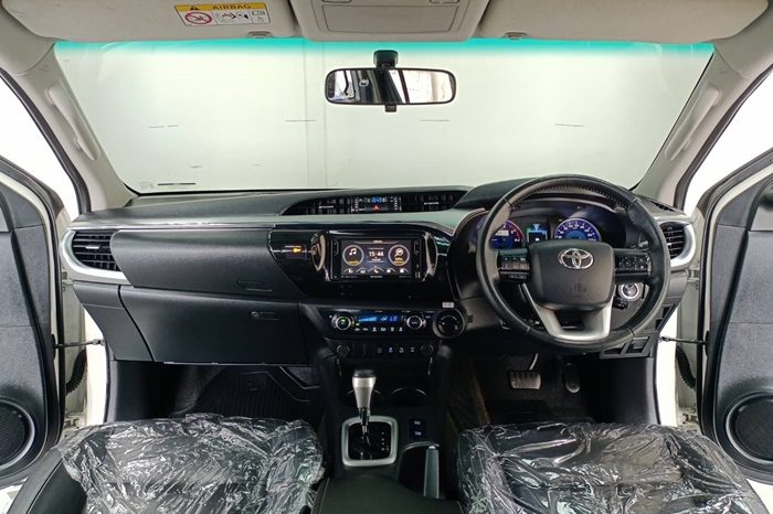 REVO 4WD 2018 2.8G AT DOUBLE CAB WHITE  8311 full