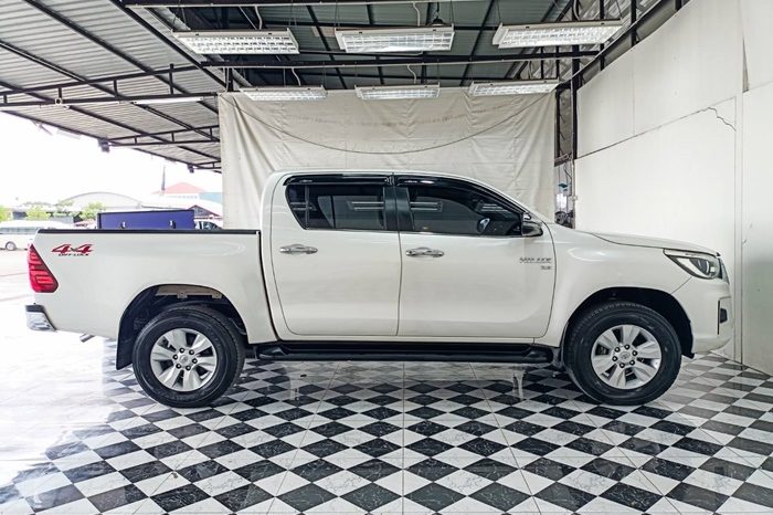 REVO 4WD 2018 2.8G AT DOUBLE CAB WHITE  8311 full