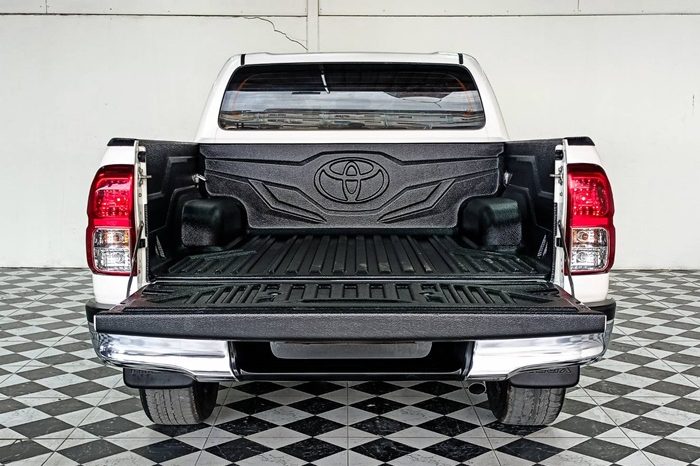 REVO 4WD 2018 2.8G AT DOUBLE CAB WHITE  8311 full