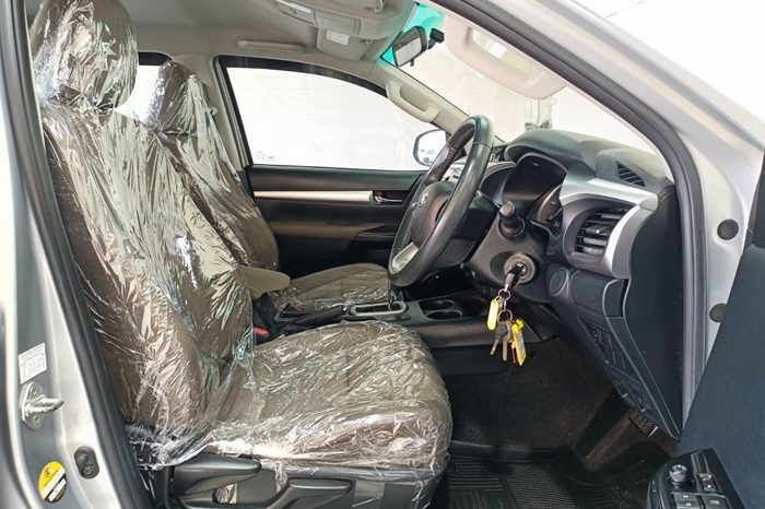 REVO PRE 2018 2.4E AT DOUBLE CAB SILVER  4916 full