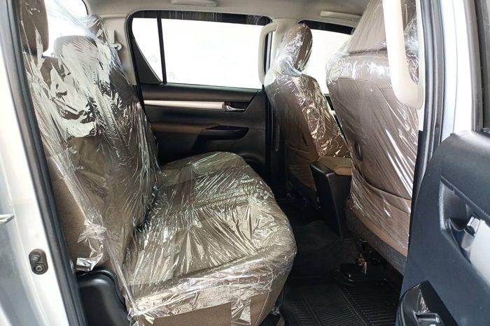 REVO PRE 2018 2.4E AT DOUBLE CAB SILVER  4916 full