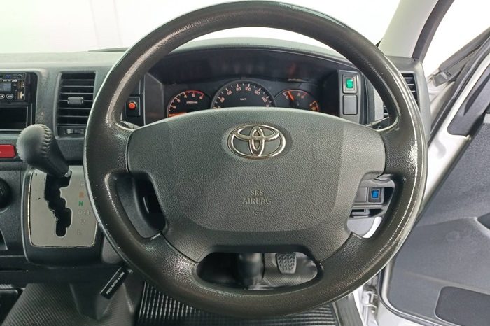 TOYOTA 2WD 2017 3.0 AT COMMUTER SILVER  7292 full