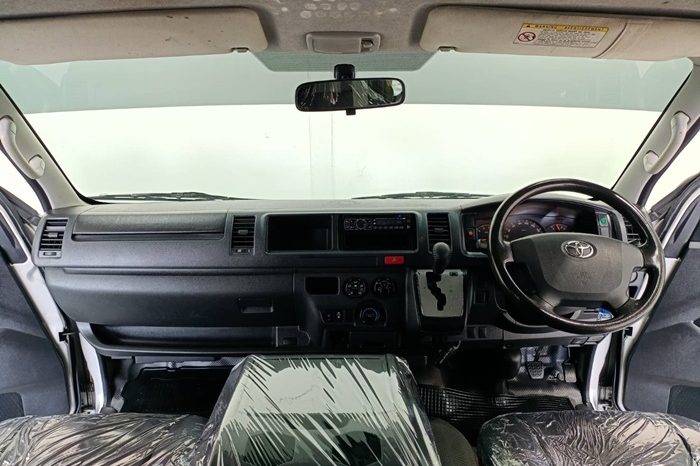 TOYOTA 2WD 2017 3.0 AT COMMUTER SILVER  7292 full