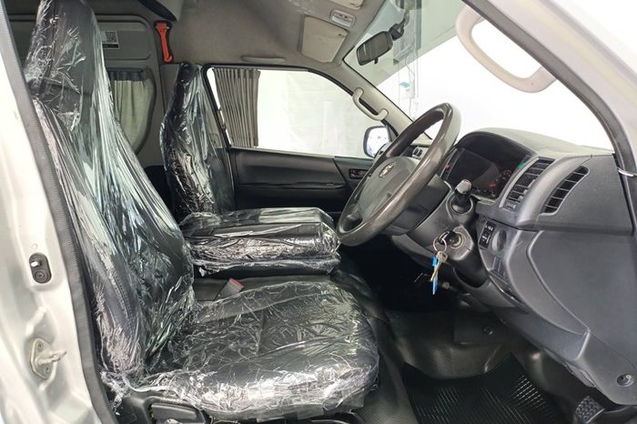 TOYOTA 2WD 2017 3.0 AT COMMUTER SILVER  7292 full