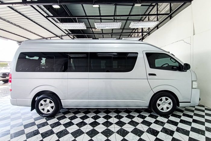TOYOTA 2WD 2017 3.0 AT COMMUTER SILVER  7292 full