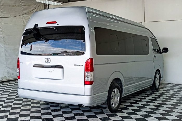 TOYOTA 2WD 2017 3.0 AT COMMUTER SILVER  7292 full